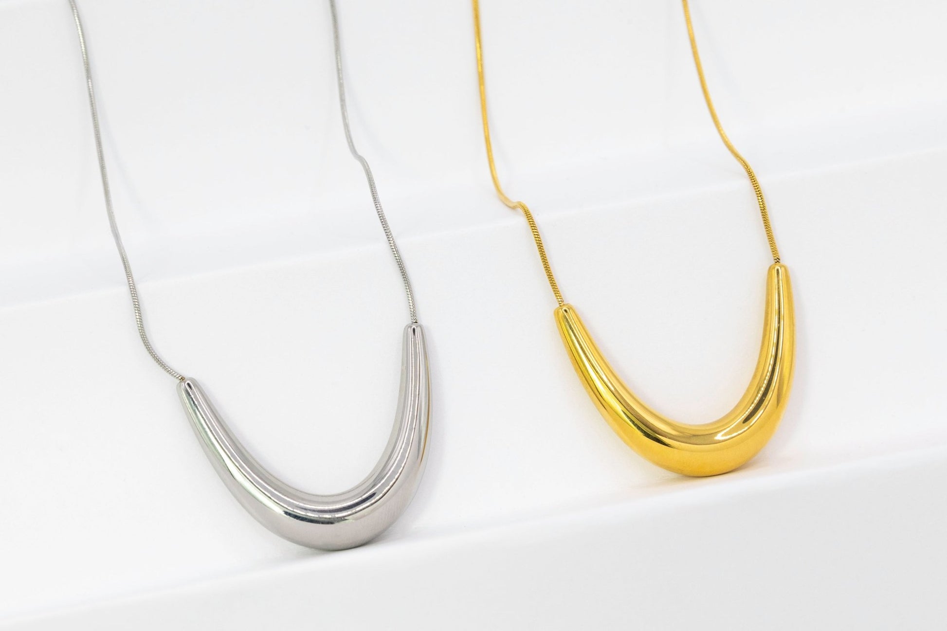 Essential Curve Necklace - BLING LAB